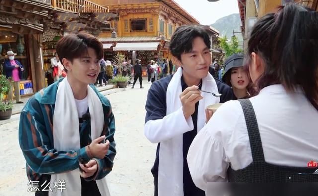  很酸|《极挑》任嘉伦喂路人酸奶，还要说不酸，小编“很酸”，你们呢？