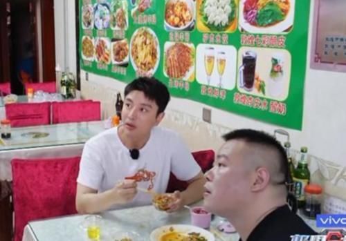 岳云鹏|贾乃亮与岳云鹏吃路边摊,看到俩人吃的饭,网友打脸半个娱乐圈
