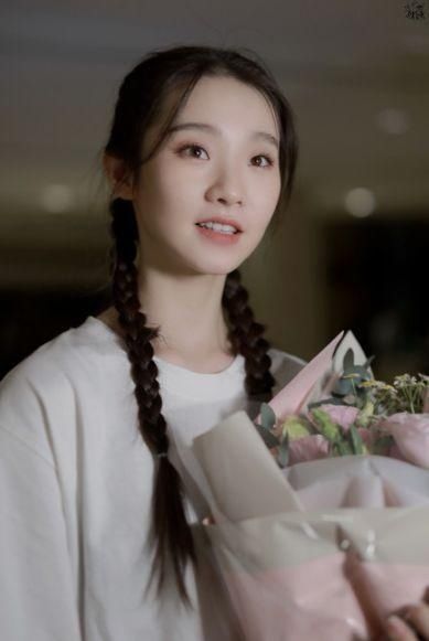  张艺凡|火箭少女都解散了，还要“奶”硬糖少女，师姐表演舞台全员蹭热度