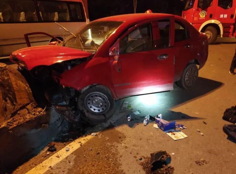  城东区|西宁市城东区发生交通事故致2人死亡 肇事车辆内啤酒烧烤散落一地