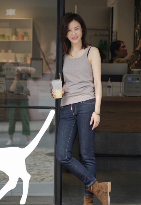  刘孜|42岁刘孜好会穿，极简背心配牛仔裤苗条知性，淡雅气质看了舒服