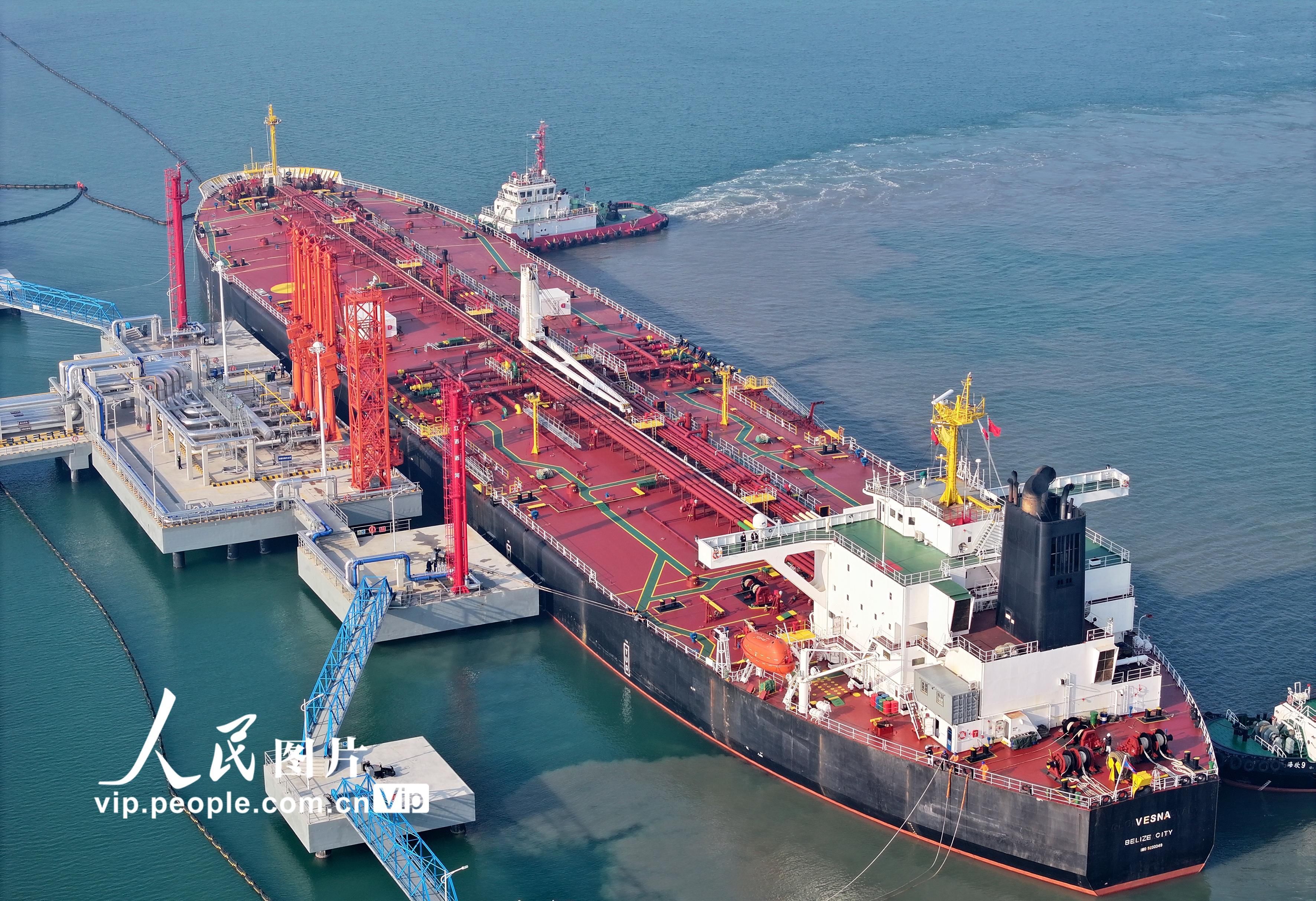 山东东营港首次靠泊10万吨级油轮
