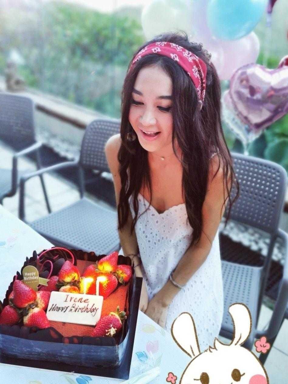  庆生|温碧霞一家三口庆生，穿上最爱的吊带裙配头巾，这打扮哪像54岁