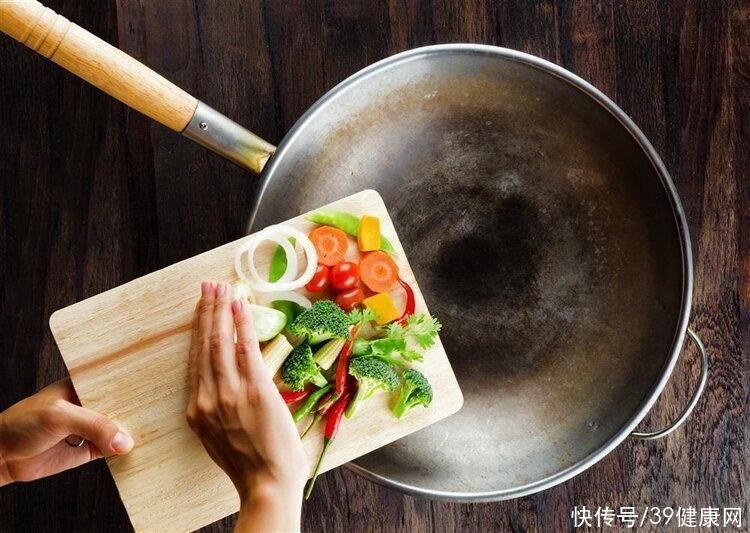 柳叶刀中国癌症与饮食息息相关(柳叶刀：中国癌症死亡与饮食相关！4种做菜习惯或致癌，尽早改正)