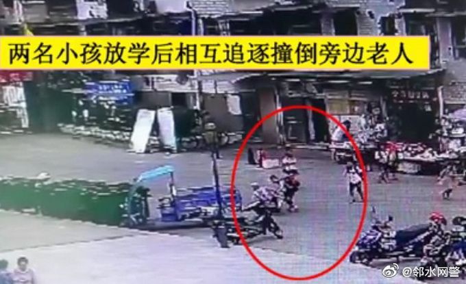 撞倒|警方通报小学生扶老人遭讹，确系两小学生打闹撞倒老人，路人乱作证
