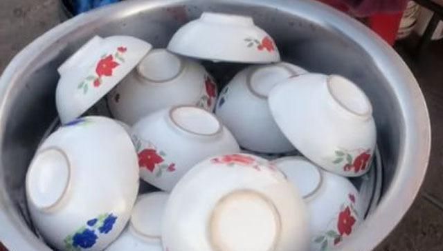 美食|大妈街边卖小吃,3元2个,打开锅盖竟是一堆碗,翻开后原来是它