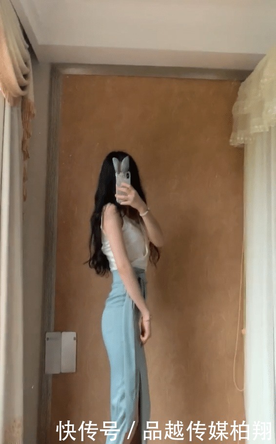 丝质|美女一身丝质搭配真有女人味,颜值呢?