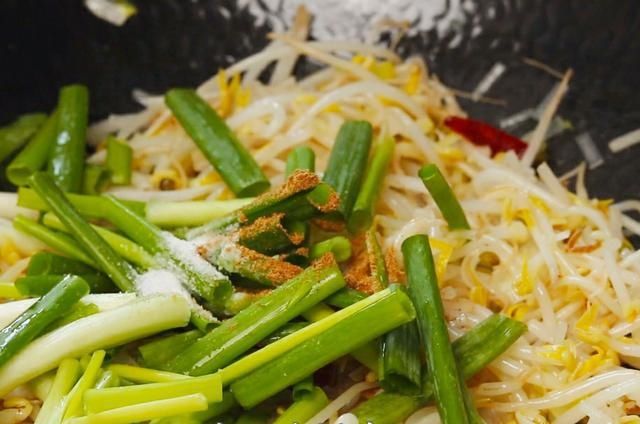  爽脆|炒豆芽，豆芽先下锅就错了！难怪豆芽不爽脆，大厨：这样做才对