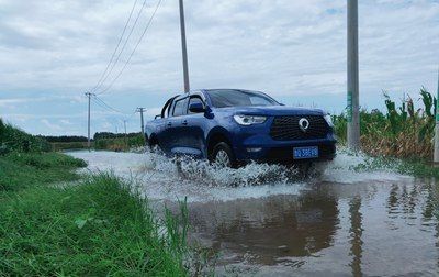 行驶|暴雨过后，行驶在水路上的长城炮