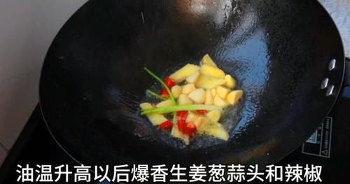 鲜香|大厨将鲳鳊鱼搭配这种野菜一起烧，鲜香滑嫩，营养又开胃