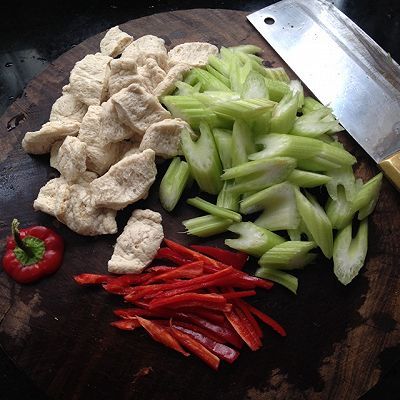  蛋白|西芹炒花生蛋白片