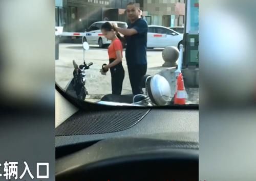  长发|女儿长发及腰，父亲帮盘发却挡住路口，司机等了五分钟也没催