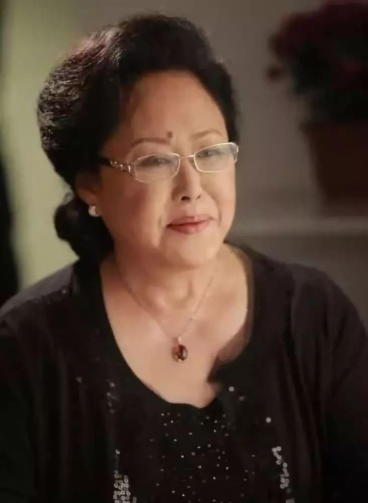  出门|70岁斯琴高娃曾遭8年家暴，如今出门靠轮椅