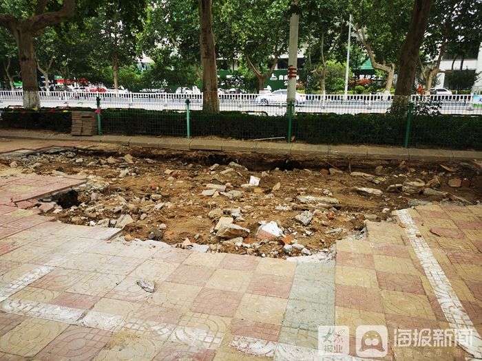  记者|东营广饶一人行道塌陷 现五米长大坑