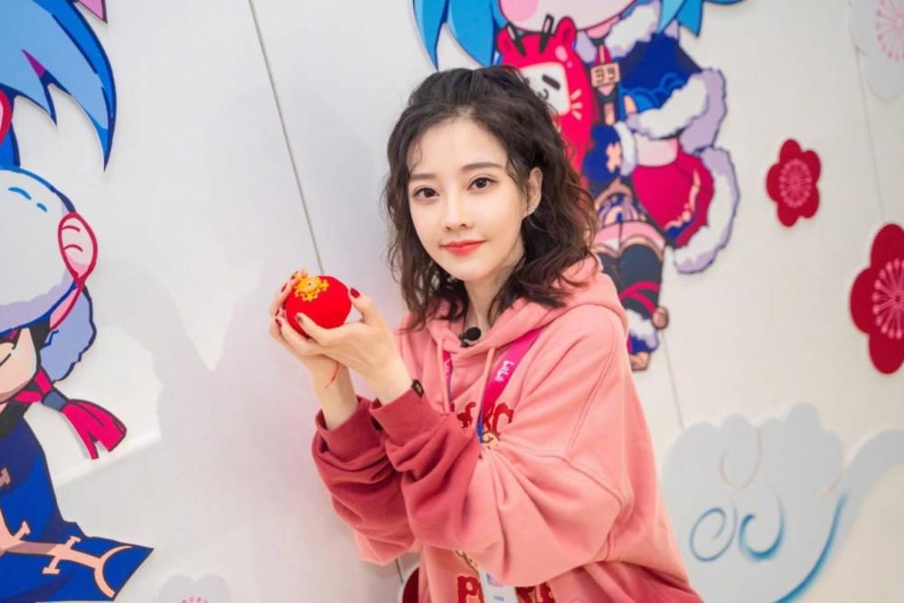  综艺|冯提莫参与综艺发布会，与大咖歌手相处融洽，化身成中华小曲库