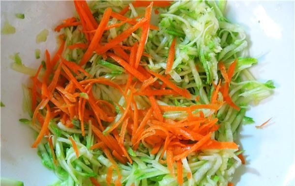  将胡萝卜|入秋后最爱这道菜，5元钱炒一大盘，晚餐吃它身材好！