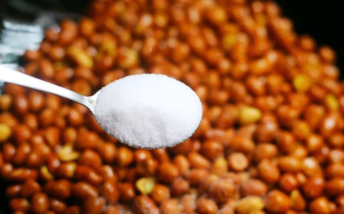  热油|炸花生米,冷油还是热油下锅学会这3个小技巧,又酥又脆不回潮