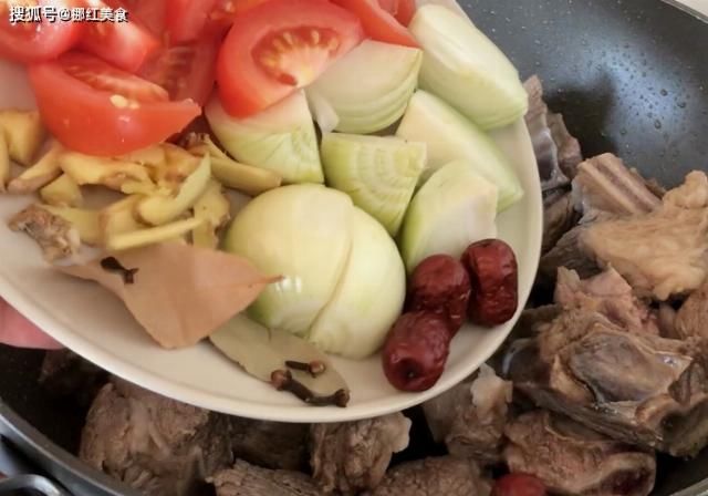 鲜香|炖牛排骨千万别焯水，乱用香料，这方法简单好用，软烂鲜香！