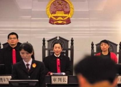 棍棒|男子带岳父和大舅子捉奸，手持棍棒围殴情夫，却反遭情夫开车碾腿