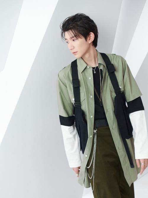 放荡不羁|王源开始“叛逆”了，一头蓝发放荡不羁，V领衬衫真“禁欲”