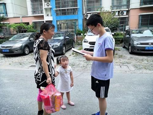 牛奶|追踪“垃圾去哪儿”,琢磨牛奶纸盒上的标识……这些人为何如此较真