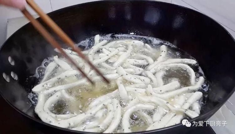  简单|油条这做法才简单，切一切炸一炸，个个焦脆又香甜，学会能开店了