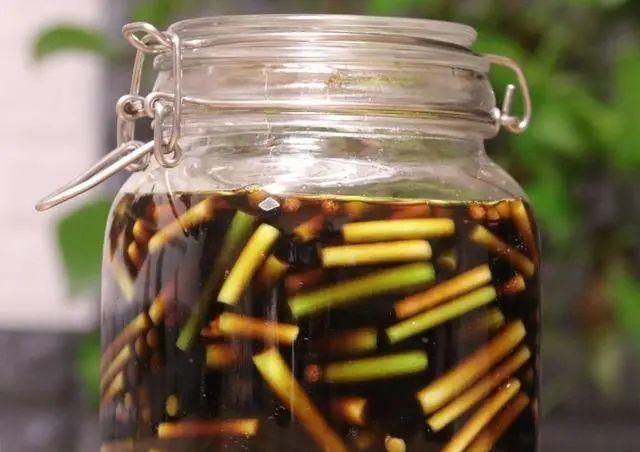  一滴水|教你秘制腌蒜苔的配方做法，不用一滴水和油，口感脆爽，酸甜开胃