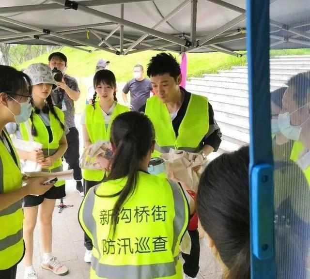  黄晓明|《中餐厅》给武汉抗洪前线送爱心餐，黄晓明做的红烧肉被赞好吃