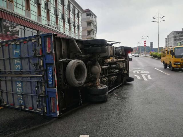  市民|货车虎门镇远大桥侧翻 多位市民冒雨救出被困司机