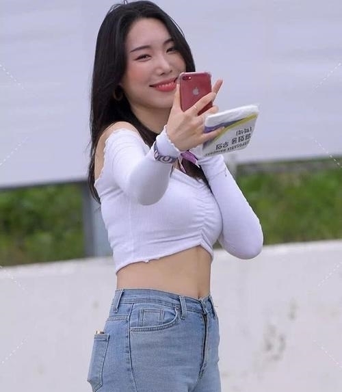 辣妈|气质辣妈的穿衣选择,纯白T恤与百搭牛仔裤,尽显辣妈的独特气质