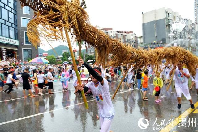 戏水|贵州德江：土家儿女与龙戏水共享夏日清凉