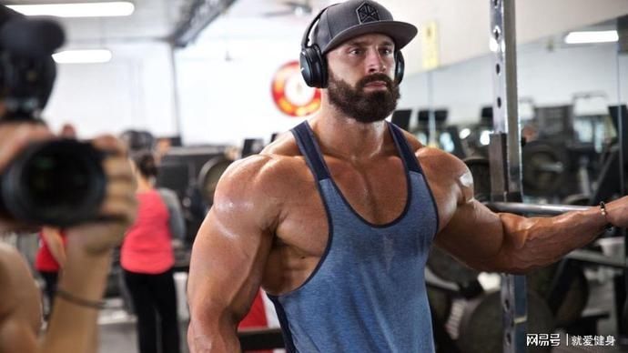  三角肌|别把窄肩怪在基因上，高手靠这些方法把它练宽！