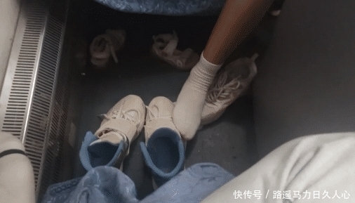 位网友|“该如何让阿姨把脚从我的鞋子上挪开？”哈哈哈哈好烦人