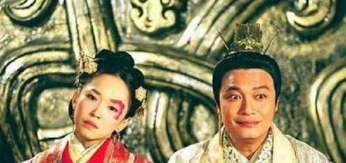 金字塔|皇帝是白痴，皇后是丑女，这对绝配是如何登上金字塔尖的