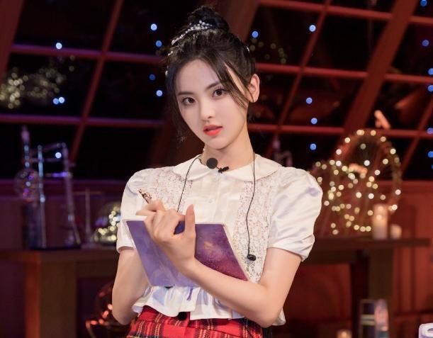  黑粉|资源井喷！杨超越再度“收割”新综艺，解散后事业发展打脸黑粉