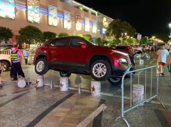  表演|怎么做到的？！司机开车误上石墩“表演跳桩”