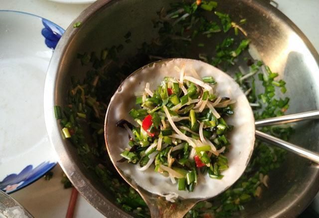 面糊|别再揉面做韭菜饼了,教你手不碰面做法,出锅皮薄如纸,又脆又香