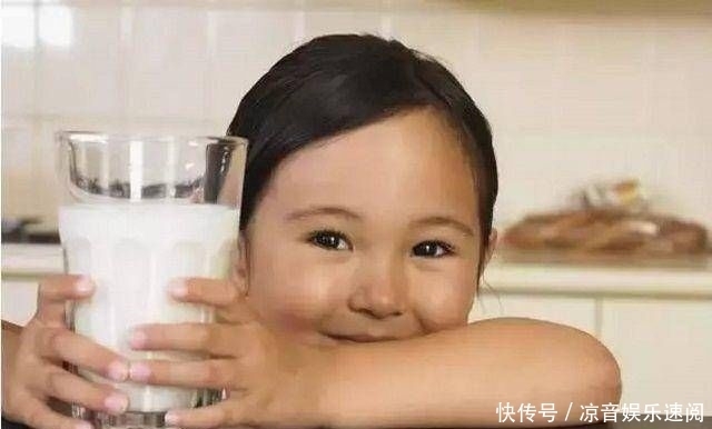  双胞胎|双胞胎兄弟，一个爱喝牛奶，一个从不喝牛奶。一年后，差距明显