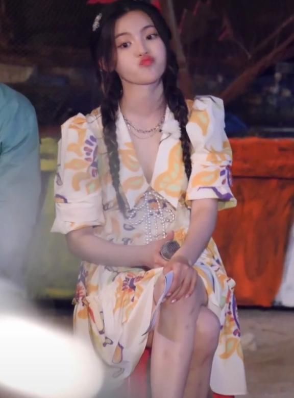  夏天|杨超越穿碎花裙，却不配小白鞋，看到她脚上的鞋，这才叫尊重夏天