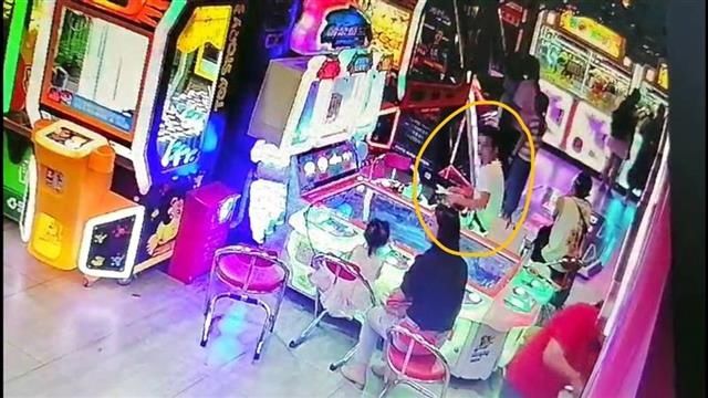 嫌疑人|女生手机被盗还遭性骚扰，民警赴约擒色狼