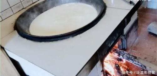 豪宅|赵本山不住豪宅回农村,头发花白满脸皱纹,灶台旁烧火做饭有精神