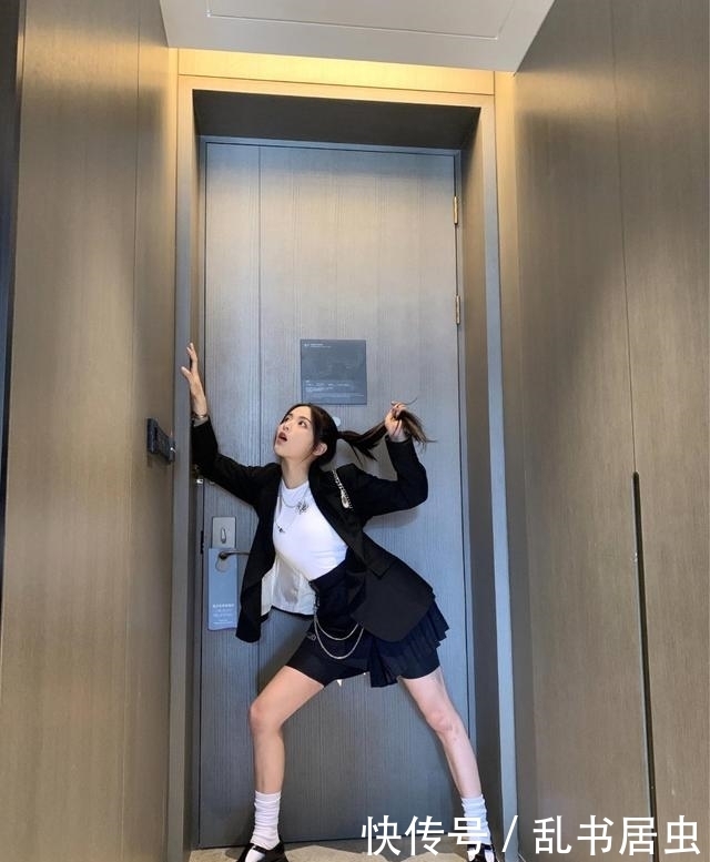 终于|杨超越终于放开了,穿黑降落伞裙变暗夜精灵,漫画腿太吸睛!