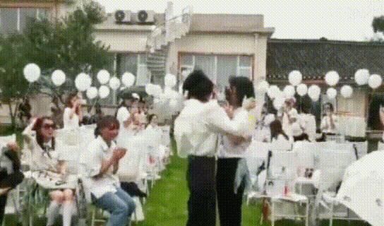 婚纱|王一博肖战被“结婚”肖战被女化穿婚纱,CP粉戴面具亲吻太辣眼!