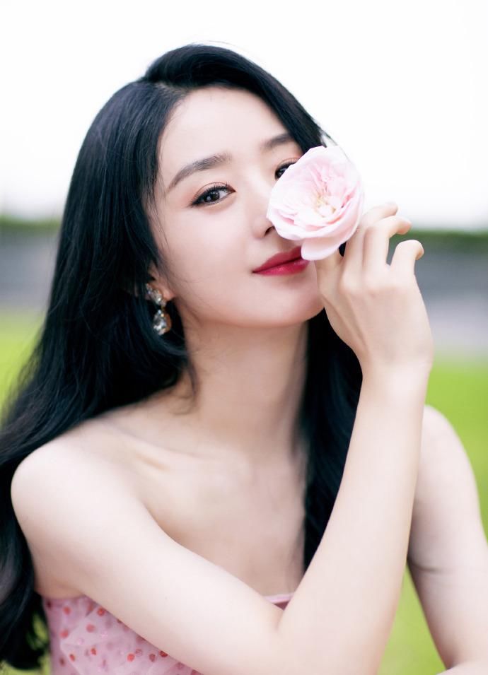 身姿|赵丽颖懒理争议照常营业,穿粉色波点裙秀婀娜身姿,手持鲜花人比花娇