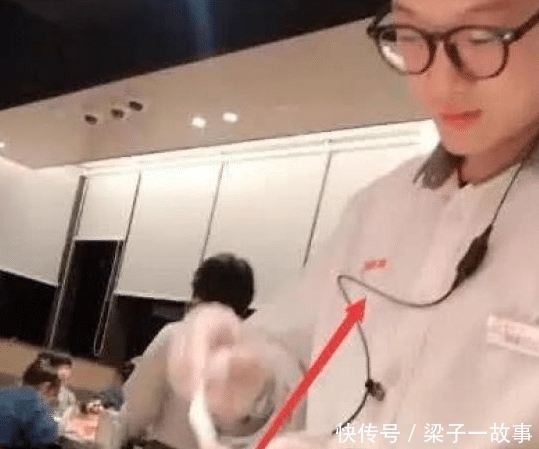 男子|男子去海底捞吃饭,服务生看到手上的手环,直接送了一盘东西!