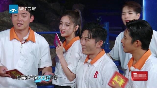  领口|《奔跑吧》李沁嫌衣服领口太大，谁注意到她的救场方式？难怪会火