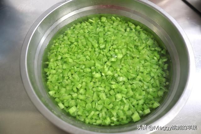  适量|三伏天吃饺子，韭菜馅不如这个菜，清口开胃促食欲，越吃越上瘾