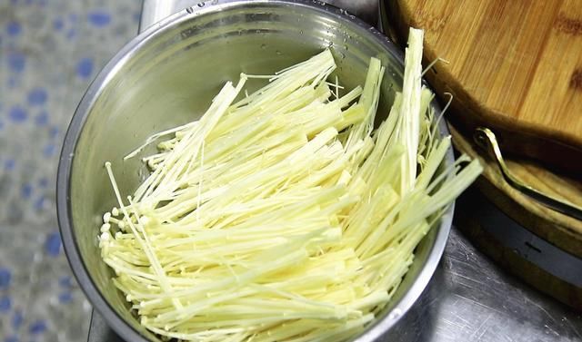  金针菇|金针菇加鸡蛋没想到这么好吃！鲜香十足下酒下饭，难怪家人都喜欢