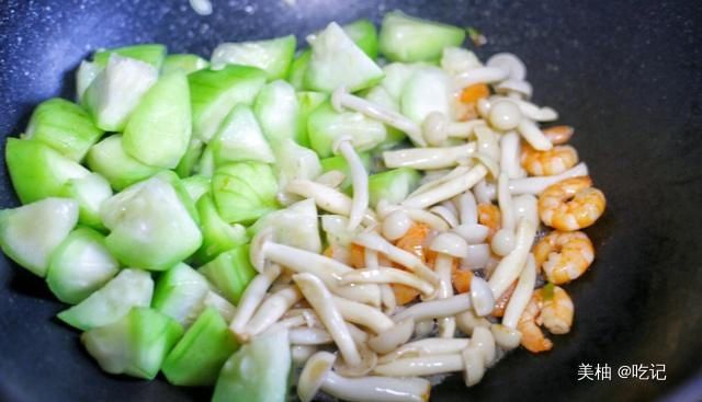  丝瓜|三伏天，吃肉吃鱼都不如喝这汤，高蛋白低脂肪又美味，鲜香开胃