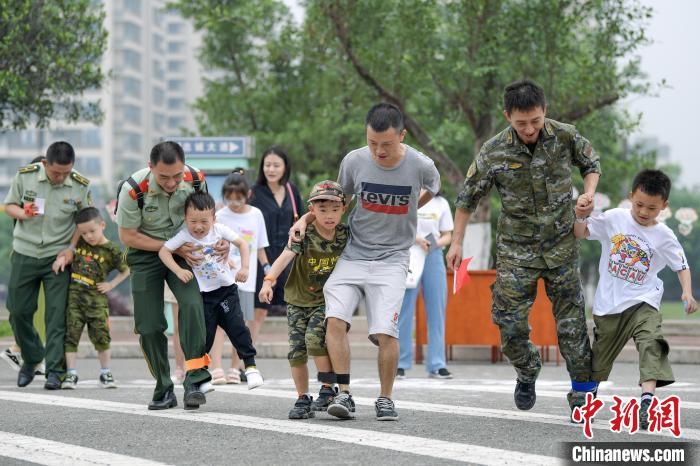 重庆：萌娃军营过“六一”  沉浸式体验部队生活